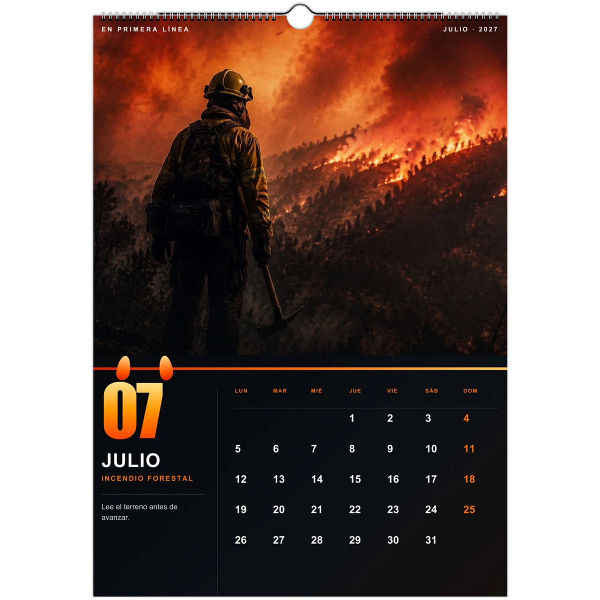Página de julio del calendario de bomberos 2027 con un bombero frente a un incendio forestal