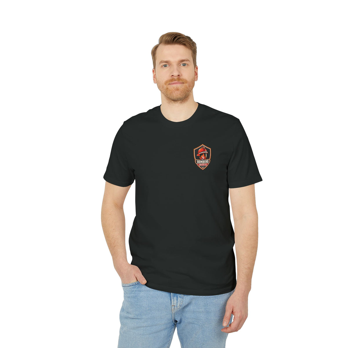 Hombre con camiseta negra para bomberos y escudo de Bombero Empresa en el pecho