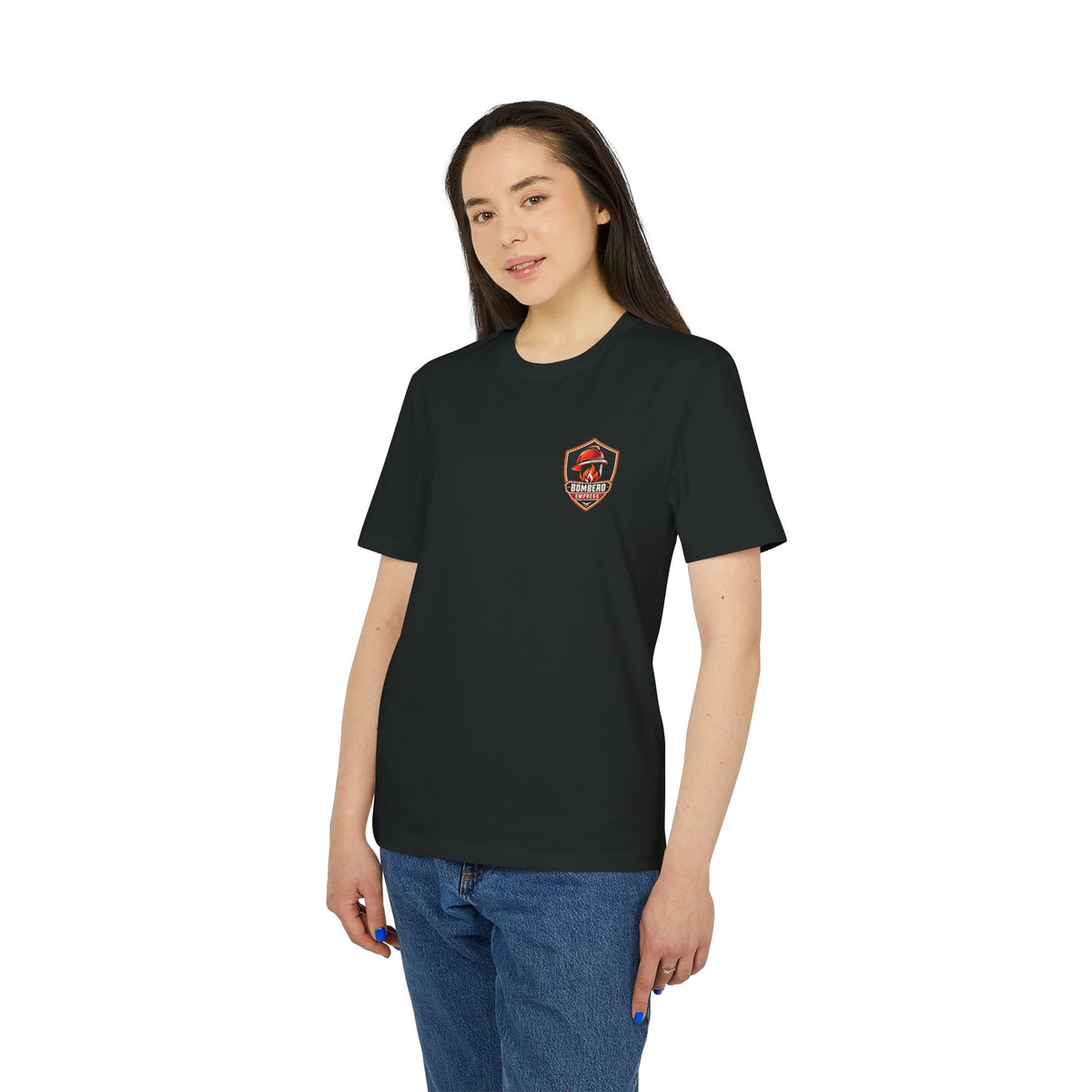 Mujer con camiseta negra para bomberos y escudo de Bombero Empresa en el pecho