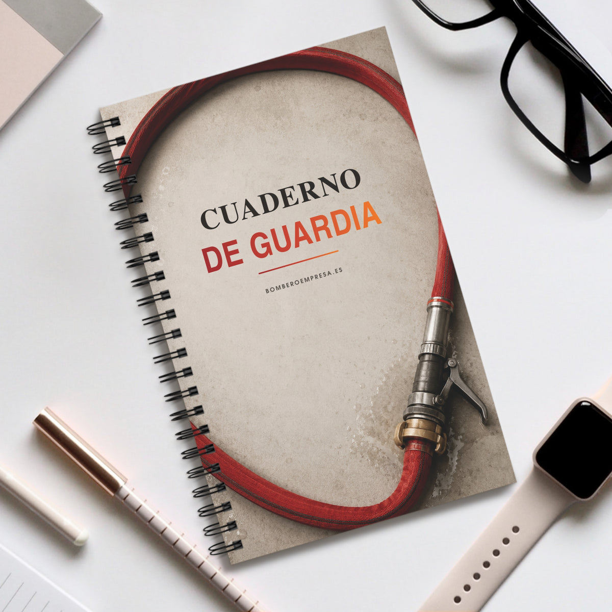 Cuaderno de Guardia para bomberos sobre un escritorio con bolígrafos, gafas y reloj