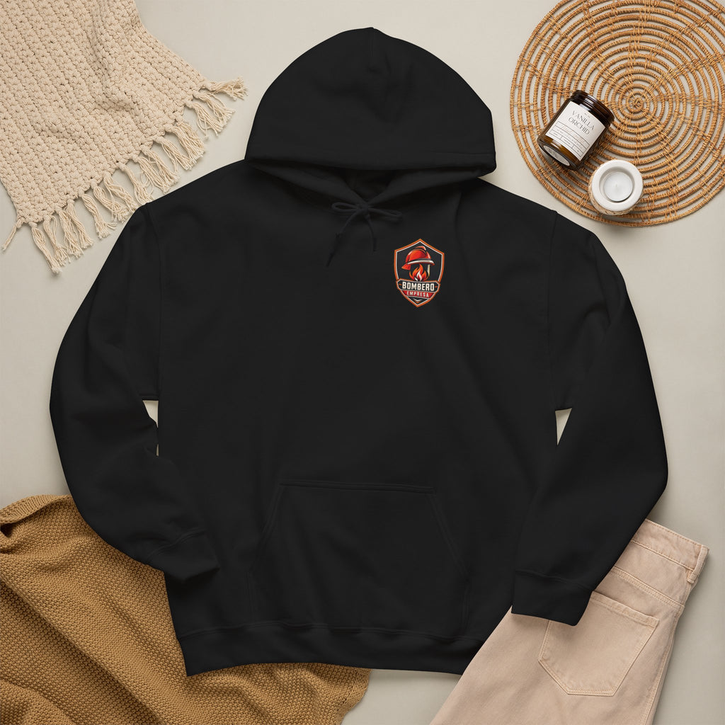 Sudadera negra con capucha y escudo de Bombero Empresa presentada sobre fondo decorado