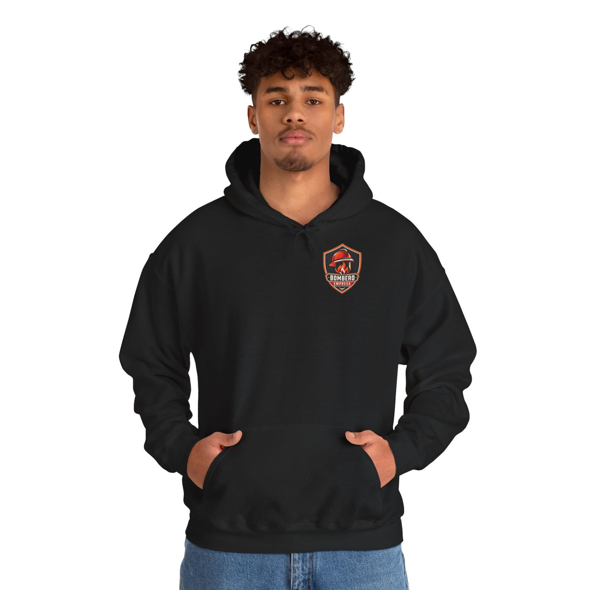 Hombre con sudadera negra de bombero y escudo de Bombero Empresa en el pecho