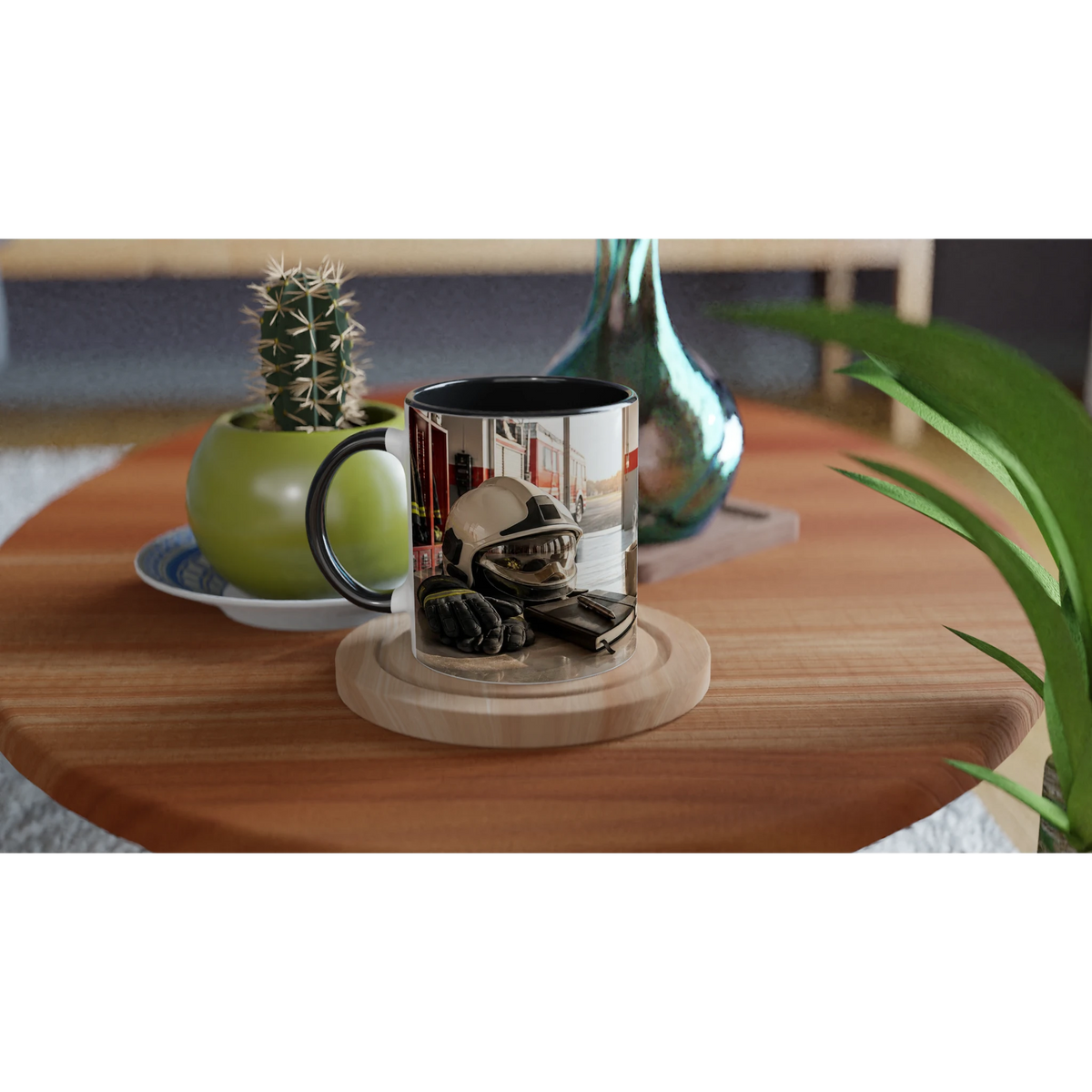 Taza de bombero con diseño de casco y guantes sobre una mesa de madera