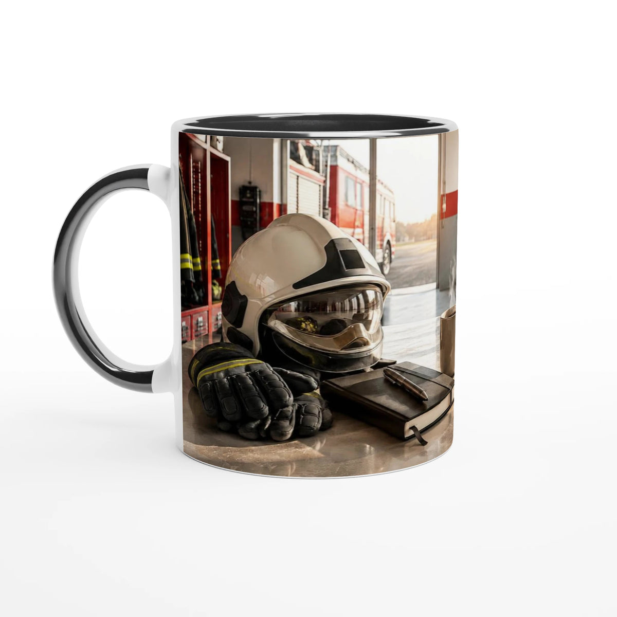 Taza de bombero con diseño de casco, guantes y camión en un parque de bomberos
