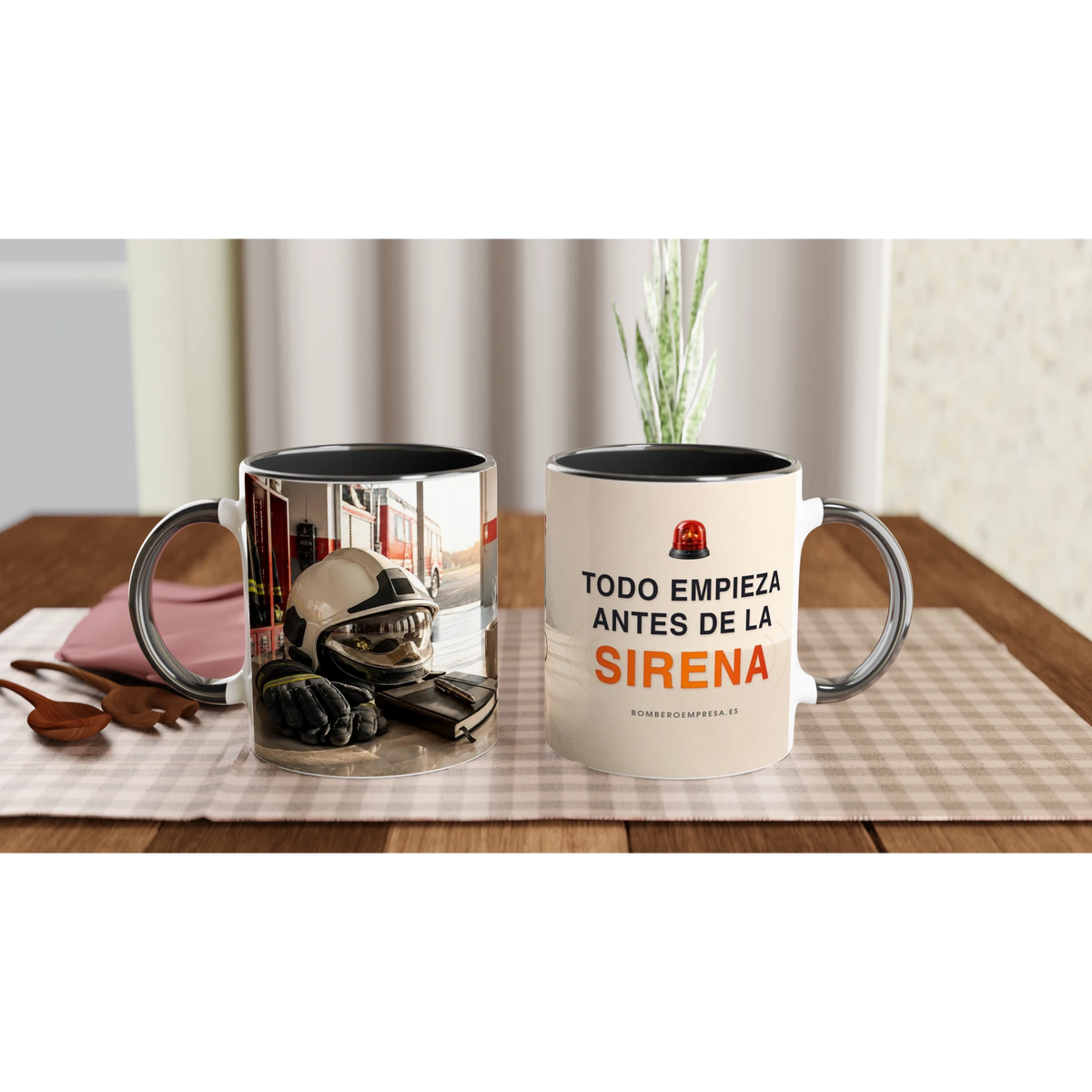 Dos vistas de la taza de bombero con diseño de casco y frase motivadora sobre una mesa